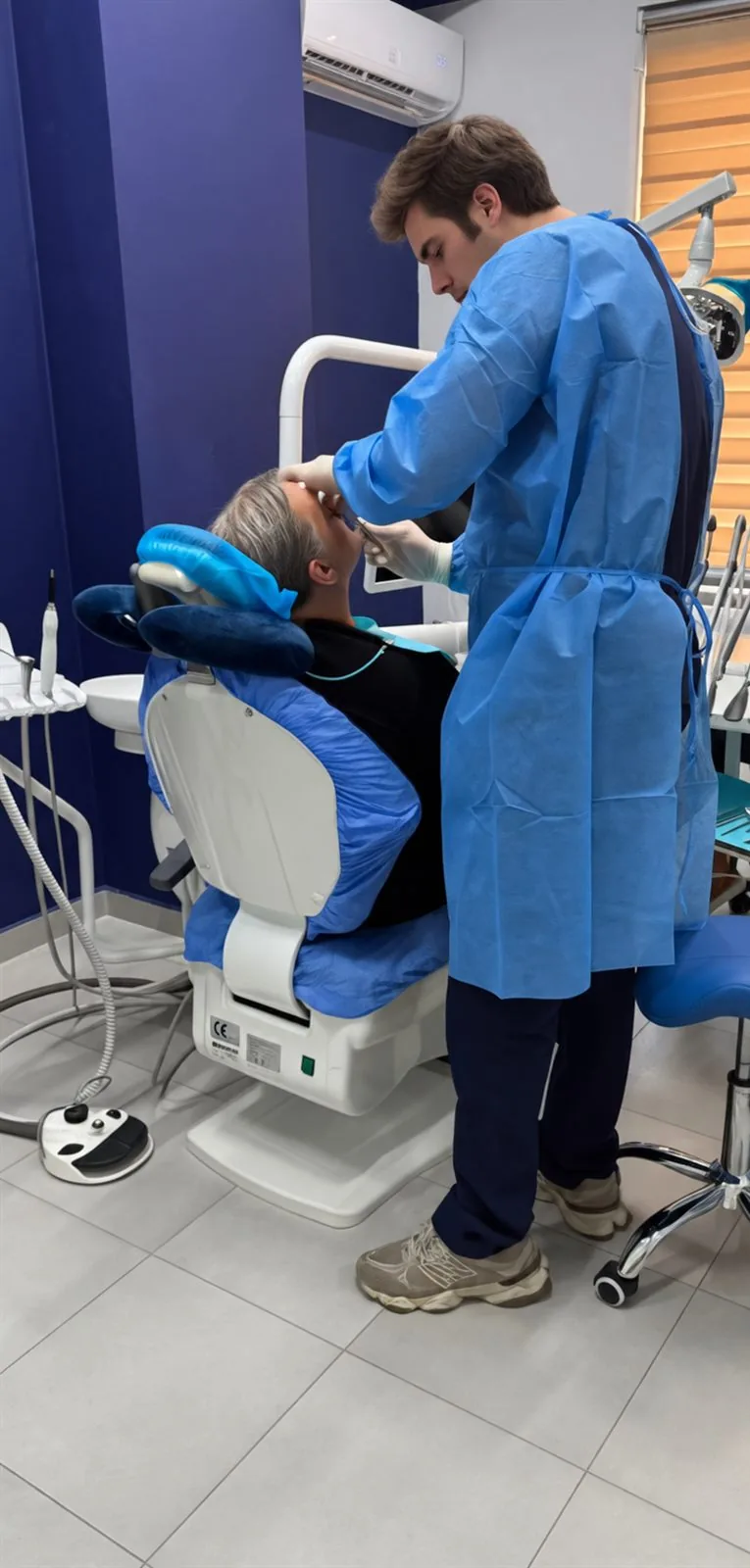 Trattamento dentale in corso a Tirana