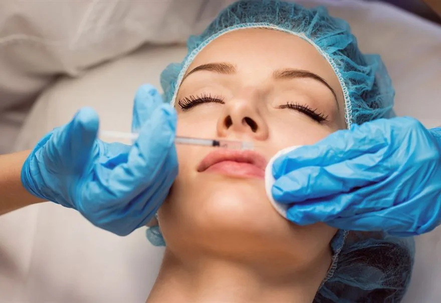 Trattamento di medicina estetica: infiltrazione di filler alle labbra